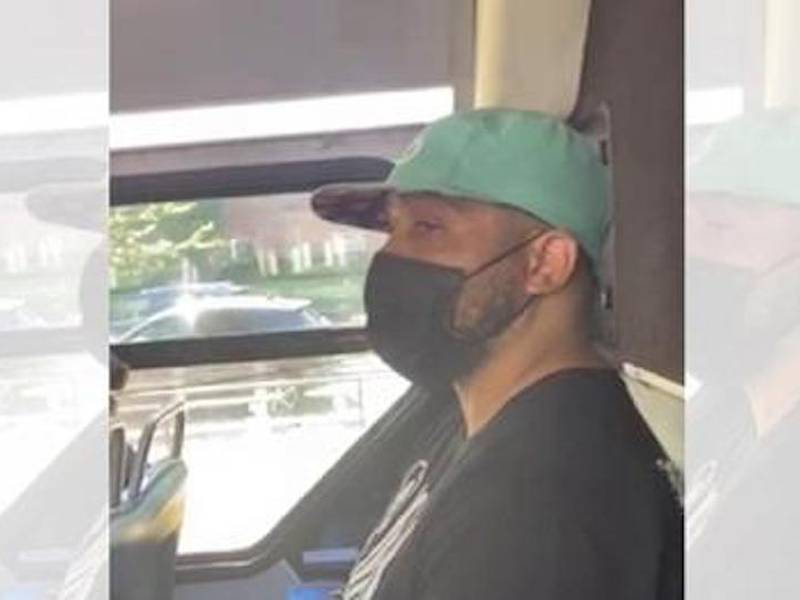 Difunden foto de hombre que se autocomplació sexualmente en un bus