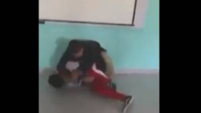 VIDEO: brutal golpiza de un profesor a su alumno en pleno regreso a clases