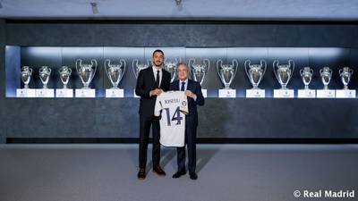 ¡El '9' sigue sin dueño en el Real Madrid! Joselu es presentado con la '14'