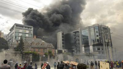 VIDEOS. Manifestantes incendian edificio público y canal de televisión en Quito