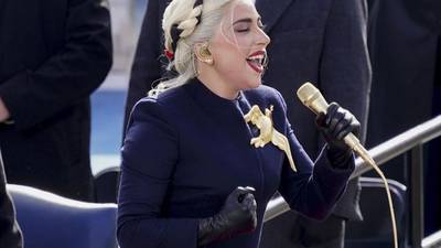 Lady Gaga se hace tendencia tras su interpretación del himno en cambio de mando