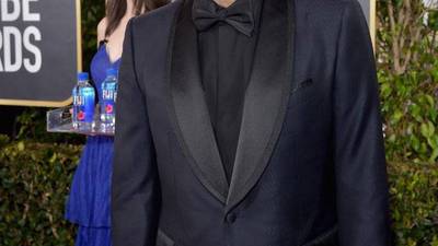 Tras su larga ausencia, Jim Carrey llega a los Golden Globes presumiendo novia