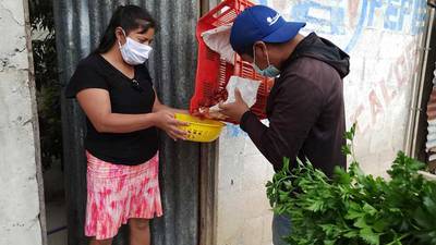 Agricultores y productores de Zaragoza, Chimaltenango, donan frutas y verduras a vecinos