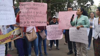 Salubristas realizan plantón para exigir dignificación salarial