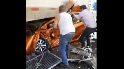 VIDEO. Tráiler arrolla un auto y conductor sale ileso de milagro