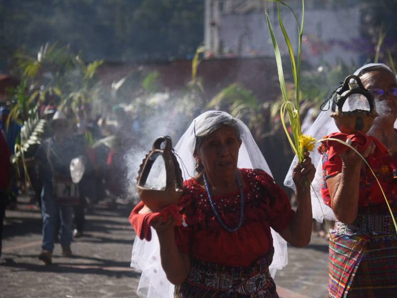 San Juan La Laguna celebra el Domingo de Ramos con una colorida misa