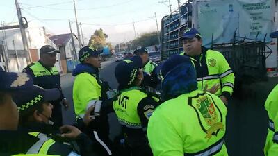 Agentes de la PMT de San Miguel Petapa y Villa Canales se pelean en pleno tráfico