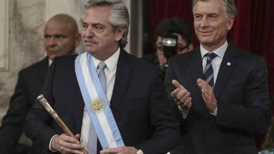 Fernández asume la presidencia y promete reducir la pobreza en Argentina