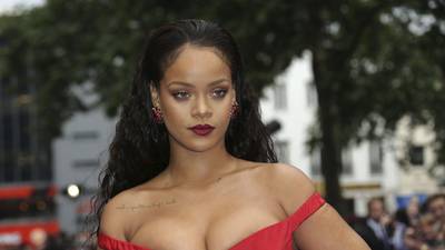 Rihanna se quita el sostén y deja al descubierto sus exuberantes atributos