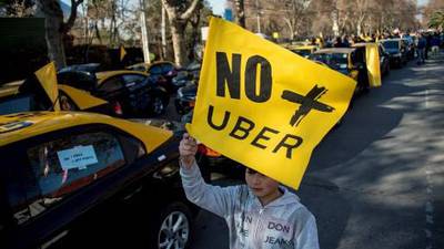 Taxistas en Chile y España protestan contra Uber y Cabify