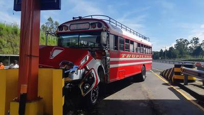 Bus y camión colisionan contra estructura de peaje de autopista Palín-Escuintla
