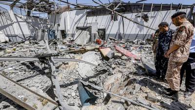 Bombardean centro de migrantes en Libia: hay más de 40 muertos