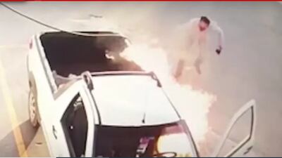 Causa incendio y quema su carro por usar celular mientras echaba gasolina