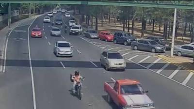 VIDEO. Motorista es atropellado por imprudencia de automóvil