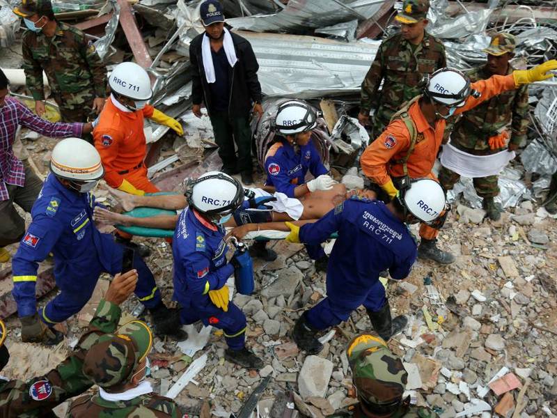 Hallan a dos sobrevivientes en derrumbe de edificio en Camboya