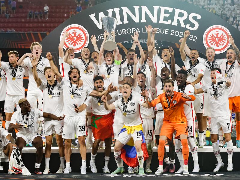 VIDEO. Frankfurt gana la Europa League de la mano de Santos Borré