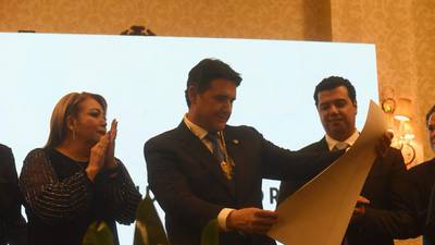 Alcalde Ricardo Quiñónez recibe condecoración de Cámara Guatemalteca de Periodismo