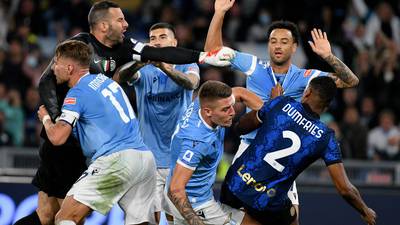 VIDEO. Trifulca del Inter en Roma mientras el Milan lo gana en casa