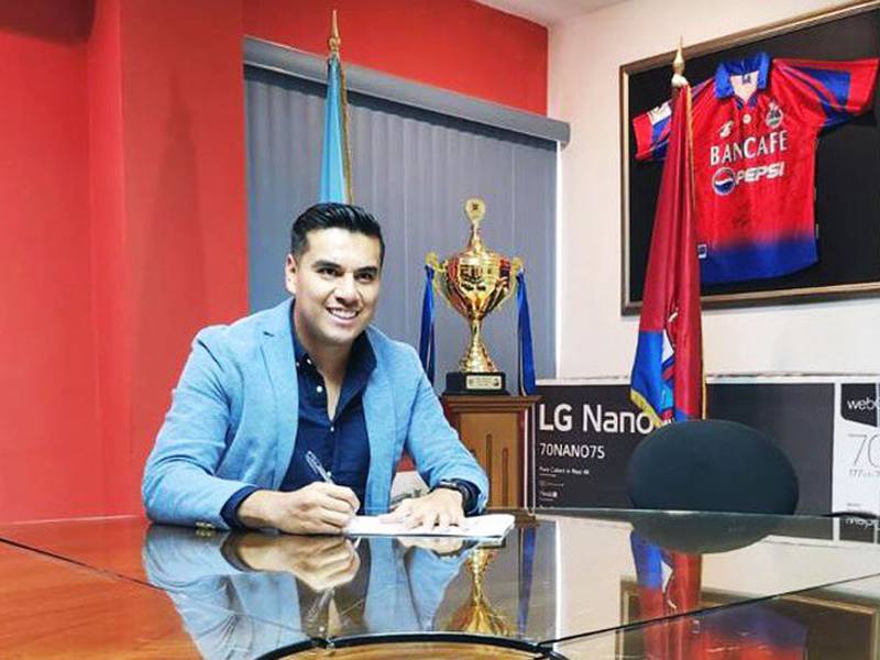 Luis Tatuaca firma con Municipal de cara al Clausura 2023