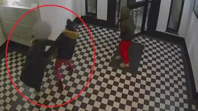 VIDEO: sin misericordia, tres hombres asaltan a anciana y la agreden