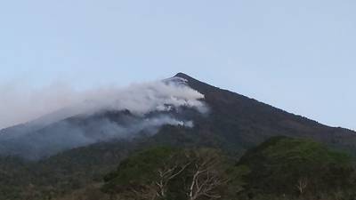 Socorristas y autoridades combaten incendio en el volcán Atitlán