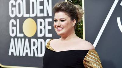 Kelly Clarkson presume nueva, delgada y sensual figura en los Billboard 2018