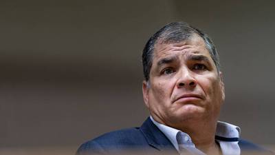 Condenan a ocho años de cárcel al expresidente de Ecuador, Rafael Correa