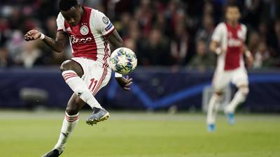Futbolista del Ajax es detenido por agredir a un familiar