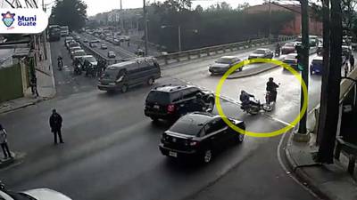 VIDEO. Motociclista cae tras ser remolcado por otro motorista y se salva de ser atropellado