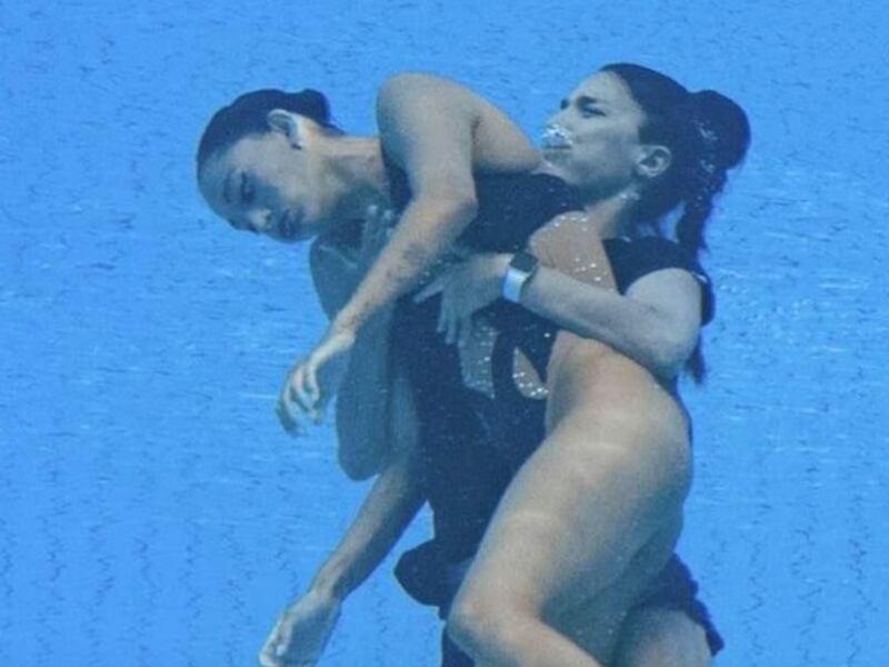Rescatan a nadadora Anita Álvarez que se desmayó en el agua en el Mundial