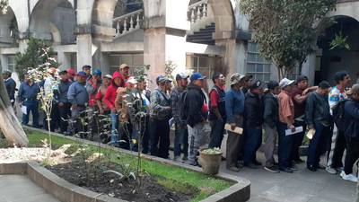 Largas filas en Municipalidad de Xela por pago con cheque a empleados