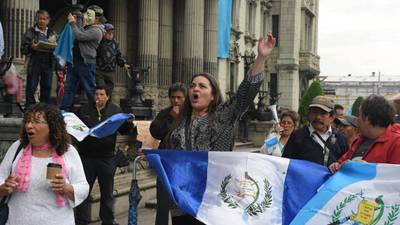 Los guatemaltecos regresan a la plaza con duras críticas contra el gobierno
