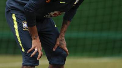 Neymar sale cojeando del entrenamiento y Brasil teme lo peor