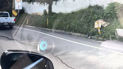 Grietas en km 11.5 de carretera a El Salvador se deben a daños en un colector
