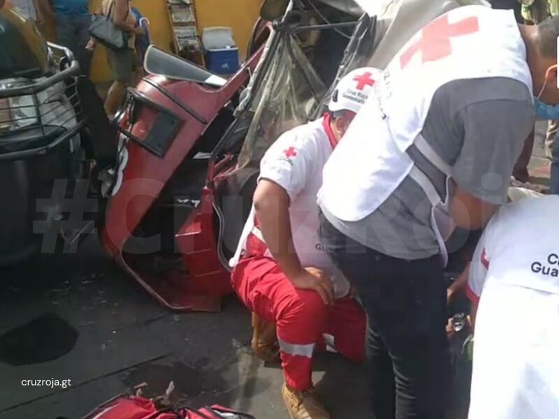 VIDEO: rescatan a dos personas del interior de tuctuc que fue embestido por microbús