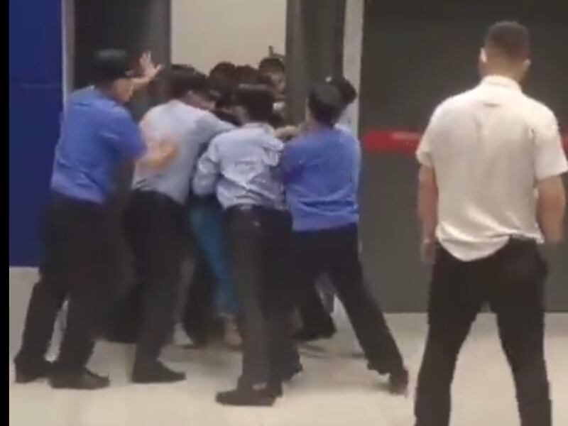VIDEO: Clientes de tienda huyen para evitar que los confinen por caso de Covid-19
