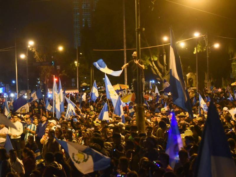 En imágenes: guatemaltecos llenan el Obelisco para celebrar victoria de Arévalo  
