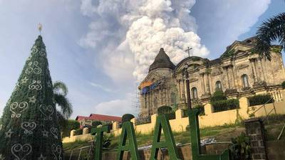 VIDEOS. Tras 40 años, volcán filipino despierta y expulsa gigantesca nube de ceniza