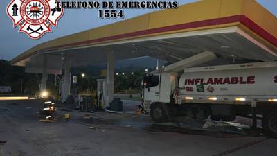 Camión cisterna choca contra bomba de gasolinera en Chimaltenango