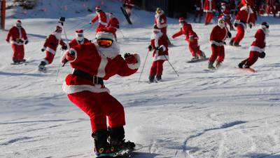 Santas esquiadores recaudan 2.500 dólares para fundación