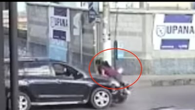 VIDEO. Camioneta arrolla a pareja en moto en San Marcos