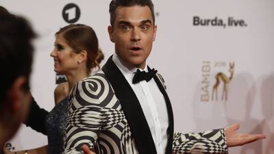 Robbie Williams tiene miedo a los extraterrestres y contrató seguridad las 24 hrs