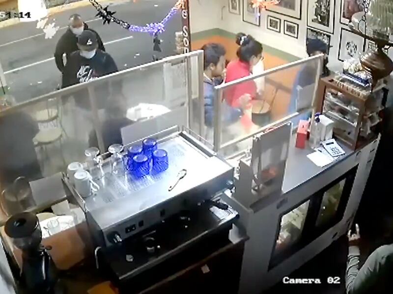 VIDEO: Con pistola en mano, ladrones asaltan a comensales en cafetería