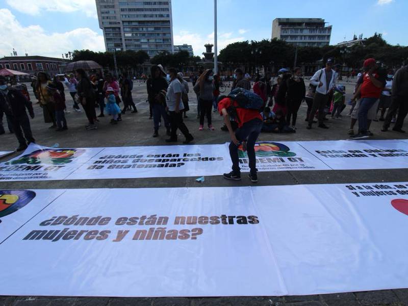 “¡Sí a la vida!” Plantón en el Palacio ante abusos a migrantes en México
