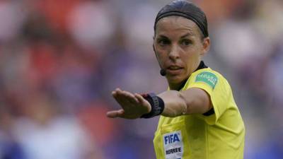 ¡Histórico! Mujer arbitrará una final de futbol masculino en Europa 