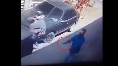 VIDEO. Dos sujetos armados acorralan a repartidor y lo asaltan en zona 6