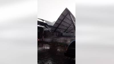 VIDEO. Techo de polideportivo en San Sebastián, Retalhuleu, colapsa por lluvias