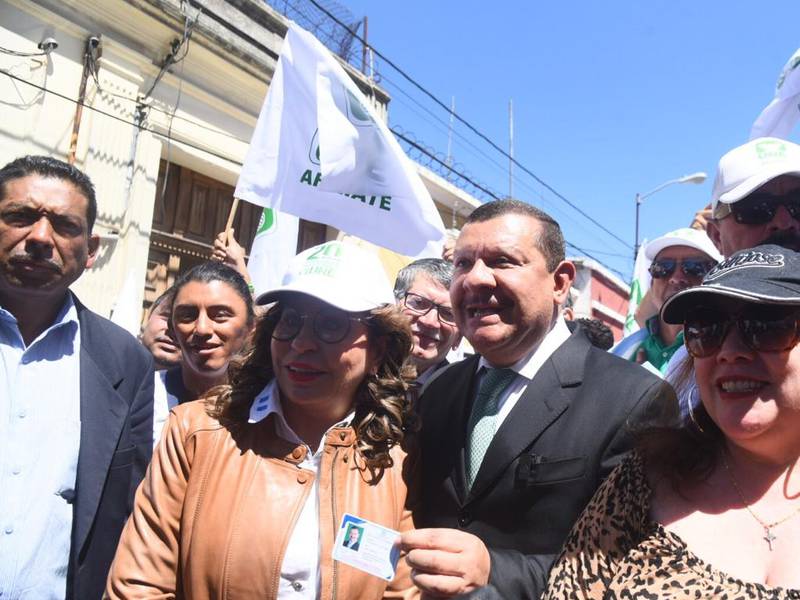 Tono Coro es oficialmente candidato a alcalde de Guatemala tras recibir credenciales