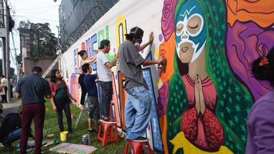 VIDEO. Guatemaltecos plasman colorido mural en la sede de la CICIG