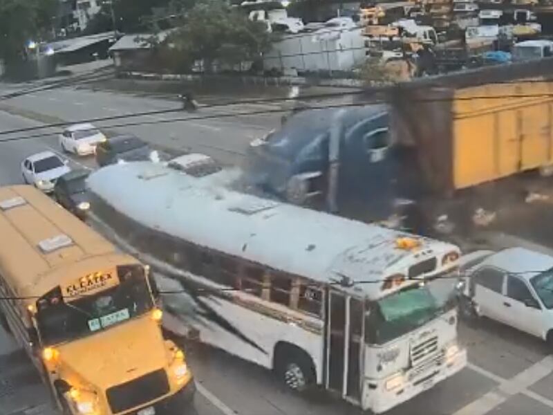 VIDEO: Captan cómo tráiler perdió el control e impactó contra dos buses
